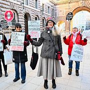 Fyra personer protesterade mot utvisningarna utanför Sveriges riksdag tidigare i veckan. 