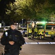 Polis och ambulans på plats efter att två personer har skjutits i Sundbyberg norr om Stockholm. Polisen genomför en större insats i stadsdelen Rissne och har spärrat av ett område för brottsplatsundersökning.