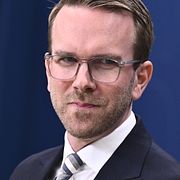 Infrastrukturminister Andreas Carlson (KD) på dagens presskonferens.