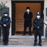 Vakter och poliser vid entrén till King Edward VII Hospital i London.