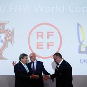 Ordförandena för Spaniens, Portugals och Ukrainas fotbollsförbundet i samband med onsdagens presentation