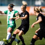 Hammarbys Madeleine Tegström och Göteborgs Adelina Engman i kamp om bollen.