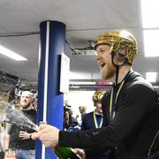 HV:s Ted Brithén sprutar champagne i omklädningsrummet efter segern i lördagens final mot Brynäs.