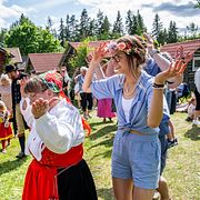 Människor firar midsommar i Gagnef.