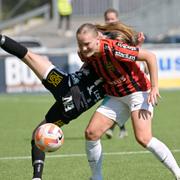 BP:s Klara Andrup i närkamp med Örebrospelare under söndagens fotbollsmatch i damallsvenskan.