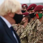 Boris Johnson träffar militärer som arbetade med evakueringarna från Kabul.