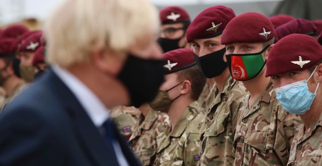 Boris Johnson träffar militärer som arbetade med evakueringarna från Kabul. Dan Kitwood / TT NYHETSBYRÅN