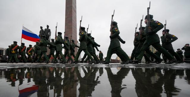 Ryska soldater på marsch genom Sankt Petersburg Dmitri Lovetsky / AP