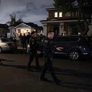 Polisinsats utanför Cole Tomas Allens hem i natt.