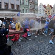 Polis använder sig av tårgas mot Chelseasupportrar på plats i Polen.