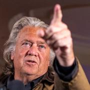 Steve Bannon talar på en presskonferens efter att ha släpps ur fängelset på tisdagen. 