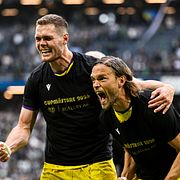 Mjällbys Jacob Bergström och Tom Pettersson jublar efter vinsten.