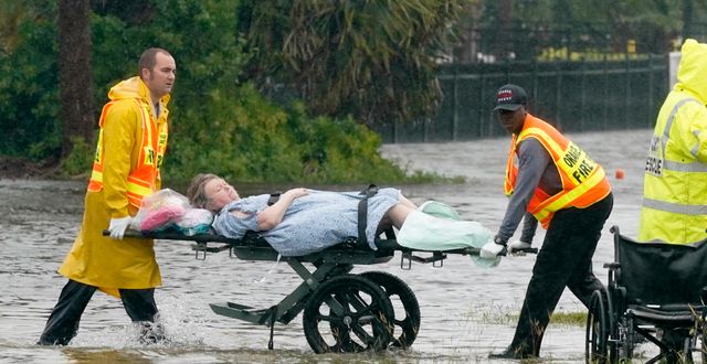 En kvinna får hjälp att evakueras från ett vårdhem i Orlando. John Raoux / AP