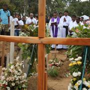 En präst håller i en begravning i Negombo i Sri Lanka efter attackerna.