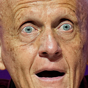 Pierluigi Collina/Raphael Claus visar det röda kortet.
