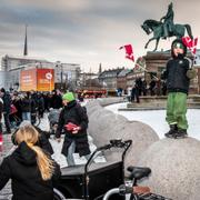 Köpenhamnsbor tittar på när drottning Margrethe eskorteras till Amalienborg den 4 januari i år.