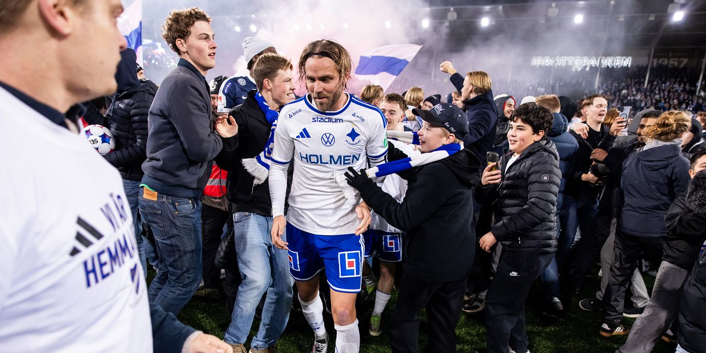 IFK Norrköpings Christoffer Nyman jublar med supportrar efter att ha säkrat det Allsvenska avancemanget efter fotbollsmatchen i Superettan mellan IFK Norrköping och GIF Sundsvall den 13 oktober 2026 i Norrköping.