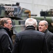 Tysklands förbundskansler Olaf Scholz, Armin Papperger, vd för Rheinmetall, och Boris Pistorius, Tysklands försvarsminister.