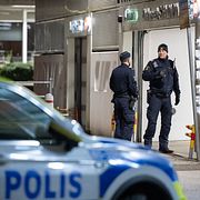 Polis och kriminaltekniker på plats.