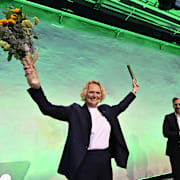 3 maj, Centerpartiets tidigare partiledare Muharrem Demirok lämnar över stafettpinnen till Anna-Karin Hatt (C) under Centerpartiets extrastämma.