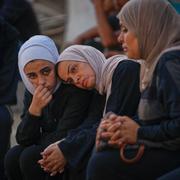 Anhöriga till palestinier som dödats i en israelisk attack i Gaza. 