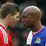 Steven Gerrard och El Hadji Diouf, när denne spelade i Blackburn.