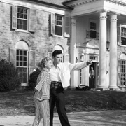 Elvis Presley med sin flickvän Yvonne Lime utanför Graceland ungefär 1957. Riley Keough, Elvis barnbarn, är skådespelerska och är den som i dag äger Graceland. 