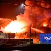 Räddningstjänsten bekämpar en stor brand på en skrotanläggning i Agnesberg i norra Göteborg på måndagskvällen.