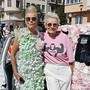 Efva Attling och Eva Dahlgren  laddar inför prideparaden.