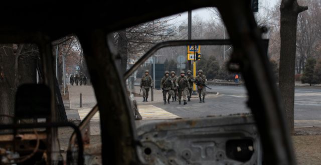 Soldater i landets största stad Almaty. Vasily Krestyaninov / AP
