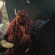 Kvinnor bakar bröd på ett flyktingläger i Khan Yunis i Gaza, 5 oktober 2025. 
