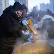 Volontärer delar ut gratis mat efter strömavbrott den 21 januari.