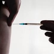 Vaccin administreras. Illustrationsbild.