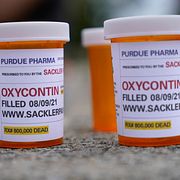 Fejkade medicinburkar med Oxycontin under en protest mot Purdue pharma och familjen Sackler.
