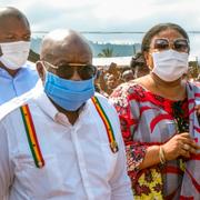 Nana Akufo-Addo på väg för att rösta. 