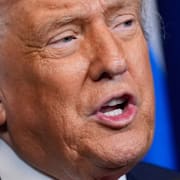 Donald Trump i slutet på förra året. Till höger syns demonstranter i Tehran på måndagen.