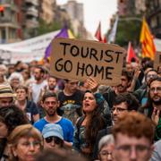 Anti-turist protesterna har rasat i Barcelona i flera månader. På bild, en demonstration från juni. 