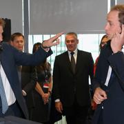 Prinsarna Harry och William på tradinggolvet.