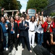 Människor har samlats vid Abbey Road, 50 år sedan den ikoniska bilden togs.