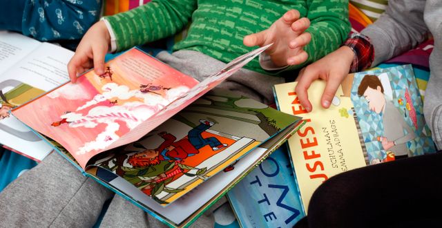 Barn läser, tittar i barnböcker. Arkivbild. SÖREN ANDERSSON / TT / TT NYHETSBYRÅN
