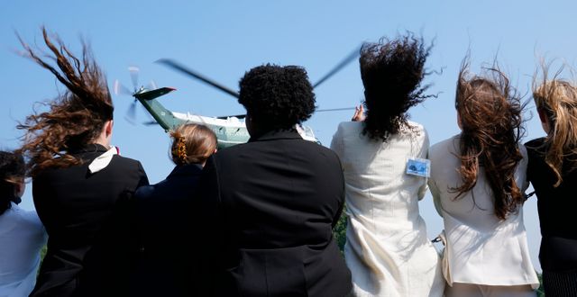 Åskådare ser på medan president Biden lyfter i Marine One.  Susan Walsh / AP
