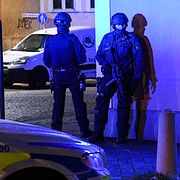 Polis med förstärkningsvapen på plats efter att flera personer har hittats skottskadade vid Ehrenbuschsgatan i centrala Trelleborg på torsdagskvällen.