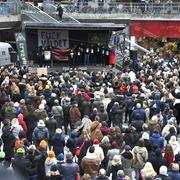 Manifestation på Sergels torg mot dödsskjutningarna. 