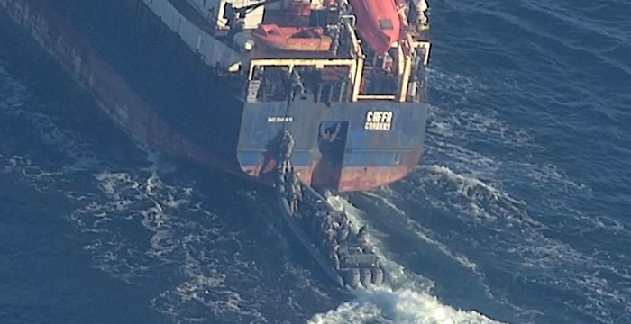 Nationella insatsstyrkan bordade fartyget i aktern.