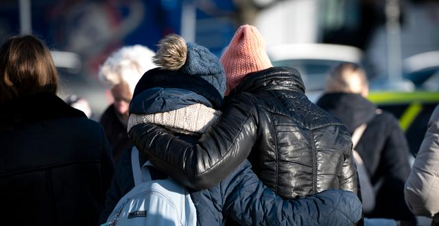 Ukrainska flyktingar på väg mot väntande bussar efter ankomst till hamnen i Karlskrona. Johan Nilsson/TT