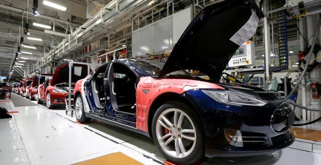 Arkivbild: Tesla Model S-bilar tillverkas i fabriken i Fremont.  Jeff Chiu / TT NYHETSBYRÅN/ NTB Scanpix