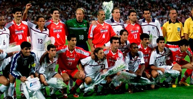 Irans och USA:s spelare tog en gemensam lagbild före VM-matchen i Lyon 1998 Michel Euler / AP