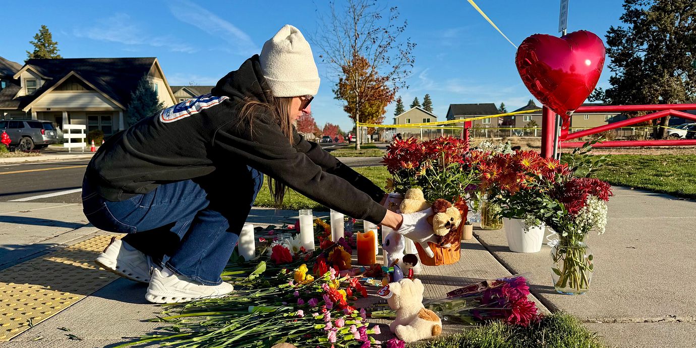 Människor lägger blommor utanför skolan, 16 oktober.