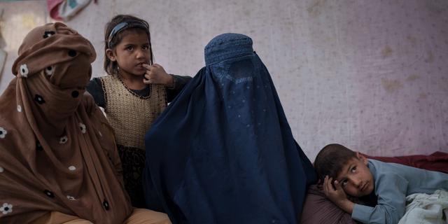 Kvinnor med sina barn i Kunduz. Felipe Dana / TT NYHETSBYRÅN