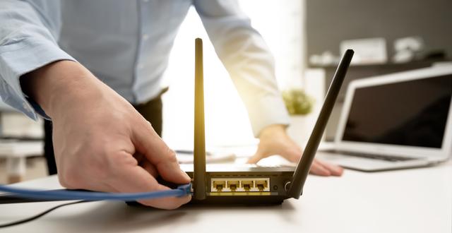 En sladds sätts in i en router för internet. Shutterstock/Proxima Studio